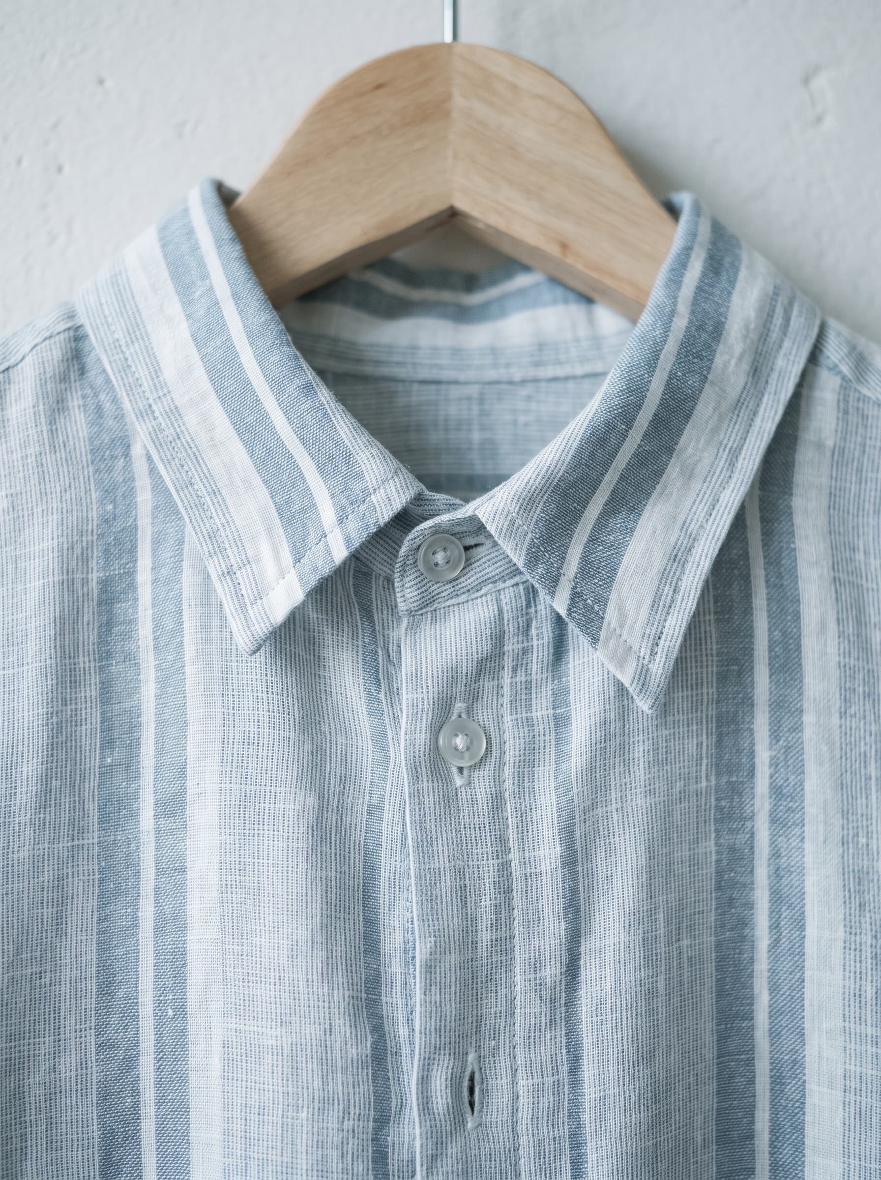 Dettaglio del colletto di una camicia in lino