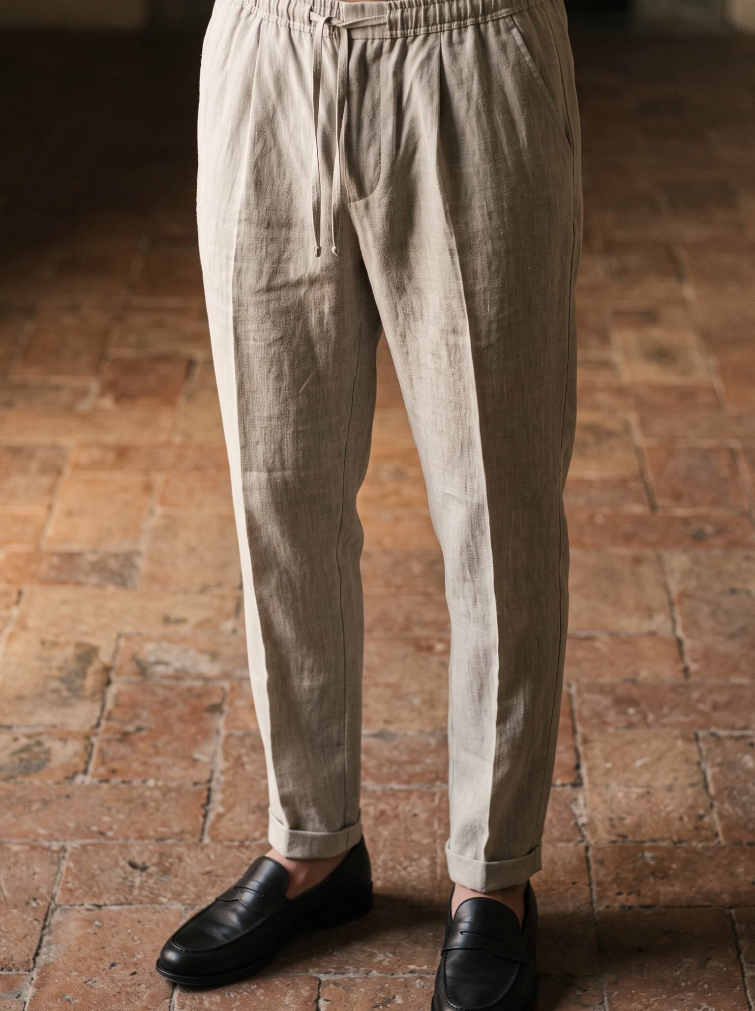 Pantalone in lino da uomo, dettaglio della piega